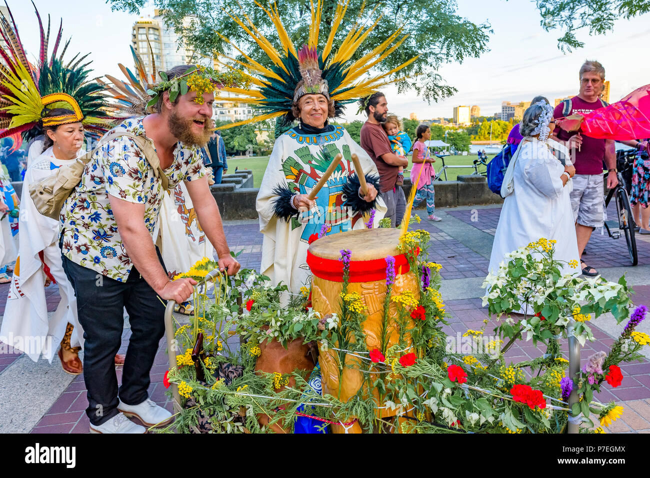 Aztec Schlagzeuger, das Sammeln von Festival, Sommersonnenwende Feier, Vancouver, David Lam Park, British Columbia, Kanada. Stockfoto