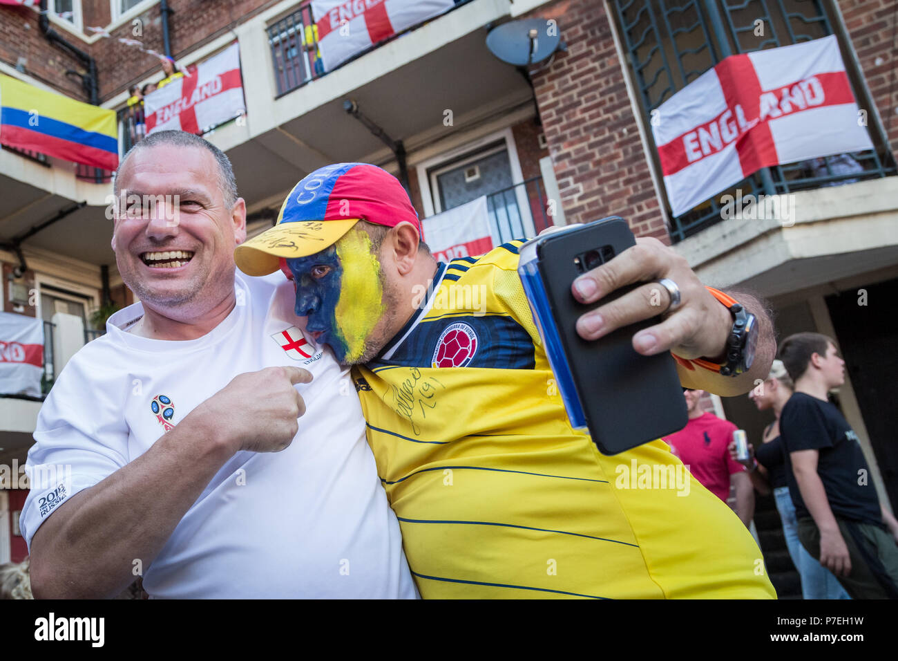 Mitglieder der kolumbianischen London's Community Watch die kolumbianische Nationalmannschaft Spiel gegen England während FIFA 2018 World Cup Finals. Stockfoto