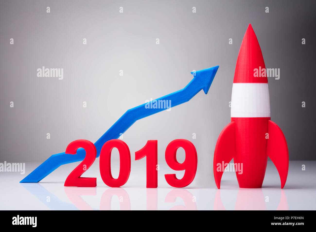 Jahr 2019 Mit zunehmender Pfeil in der Nähe der Rakete gegen grauer Hintergrund Stockfoto