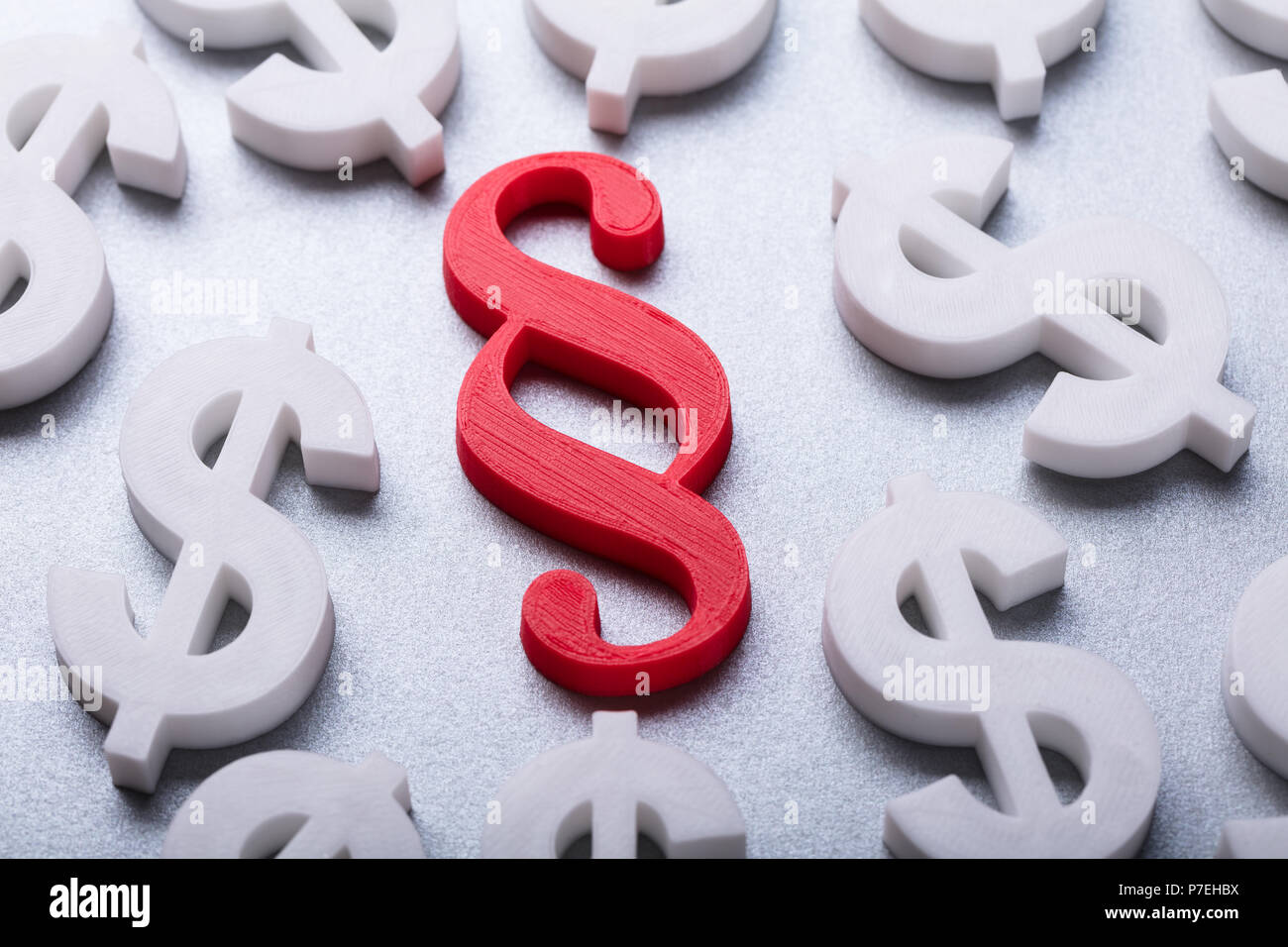 Hohe Betrachtungswinkel von Vielen-Währung Zeichen roter Absatz Symbol Stockfoto