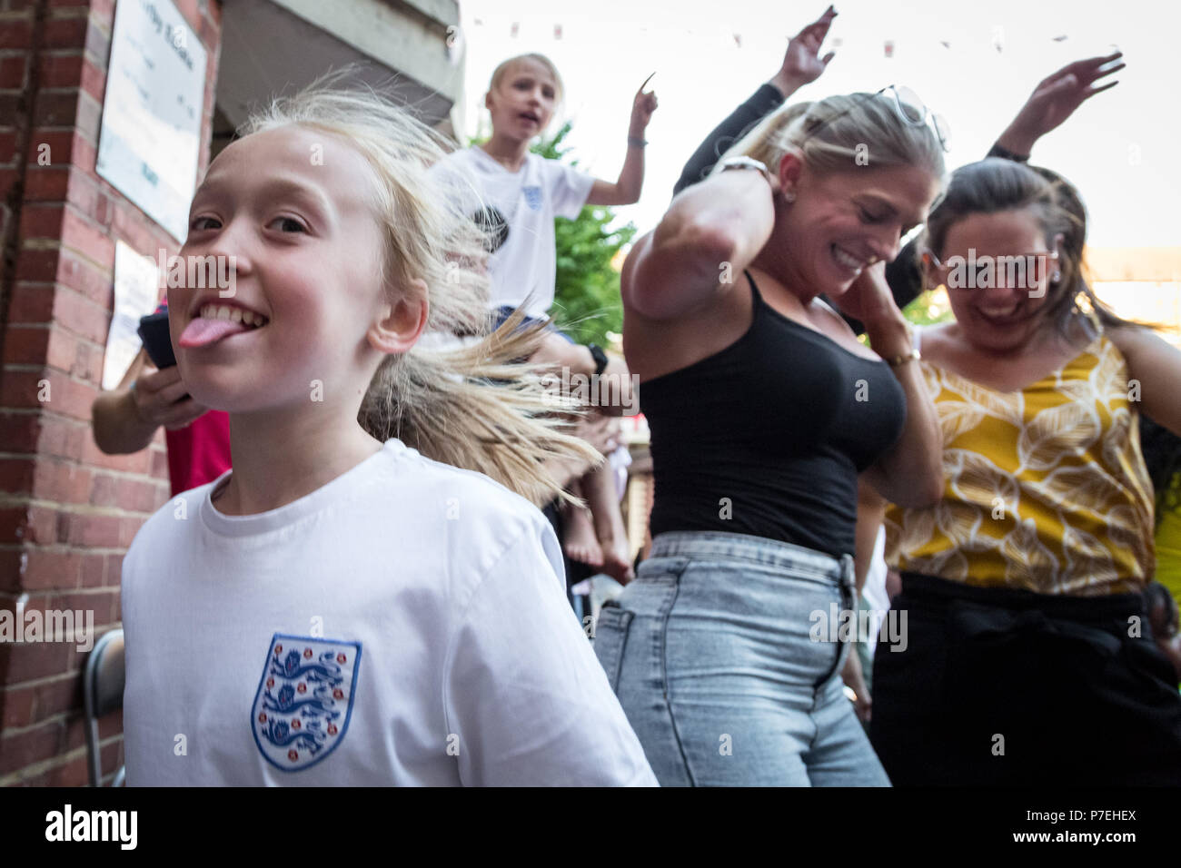 England Fans aus den Kirby Immobilien in Bermondsey feiern England der Mannschaft, während die FIFA 2018 WM-Spiel England gegen Kolumbien. Stockfoto