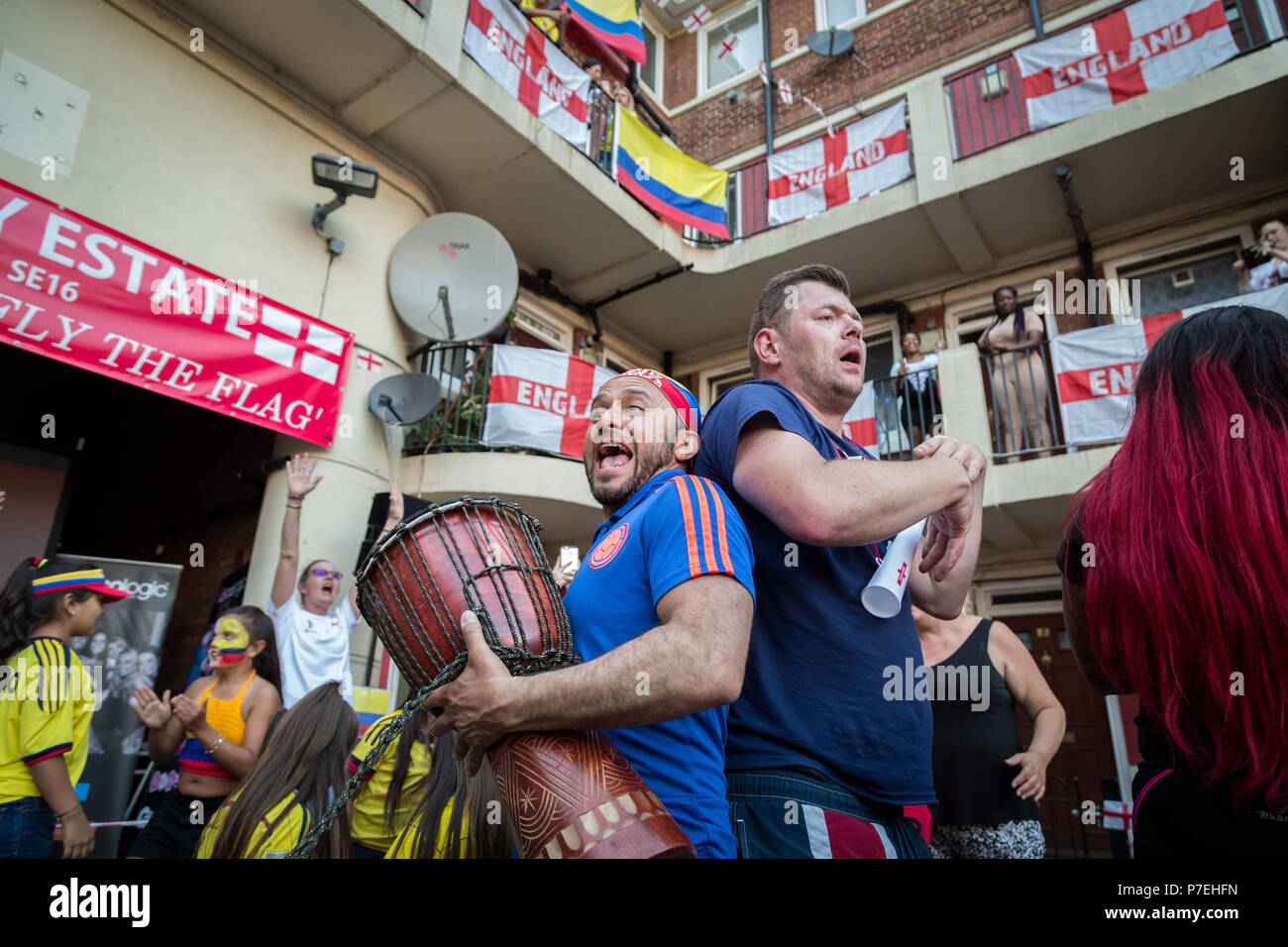 Mitglieder der kolumbianischen London's Community Watch die kolumbianische Nationalmannschaft Spiel gegen England während FIFA 2018 World Cup Finals. Stockfoto