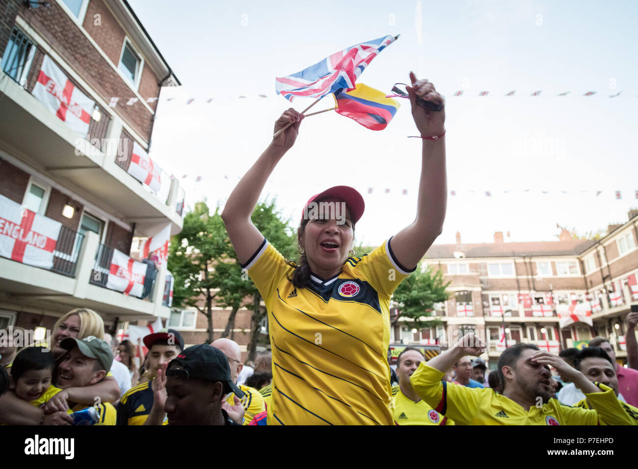 Mitglieder der kolumbianischen London's Community Watch die kolumbianische Nationalmannschaft Spiel gegen England während FIFA 2018 World Cup Finals. Stockfoto