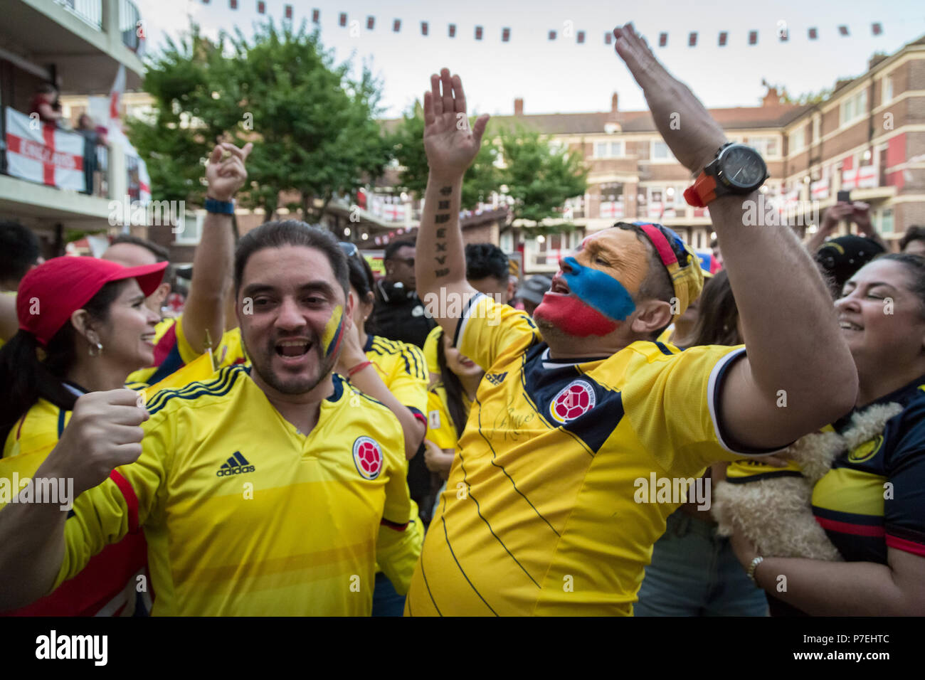 Mitglieder der kolumbianischen London's Community Watch die kolumbianische Nationalmannschaft Spiel gegen England während FIFA 2018 World Cup Finals. Stockfoto