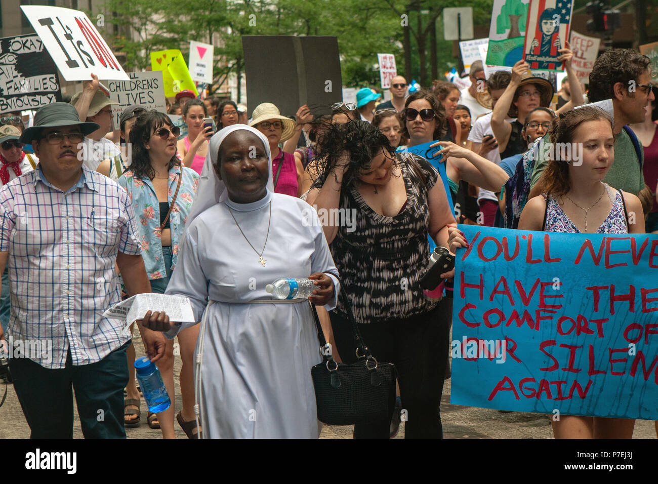 CHICAGO, Illinois, USA - 30. JUNI 2018: Demonstranten an die Familien gehören zusammen Protest die Notlage der getrennt Kinder mit Migrationshintergrund Rallye. Stockfoto