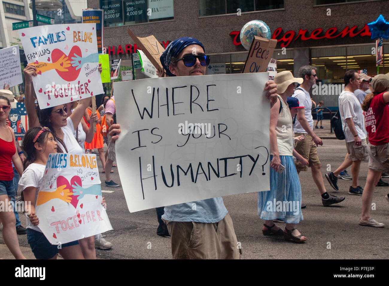 CHICAGO, Illinois, USA - 30. JUNI 2018: Demonstranten an die Familien gehören zusammen Protest die Notlage der getrennt Kinder mit Migrationshintergrund Rallye. Stockfoto