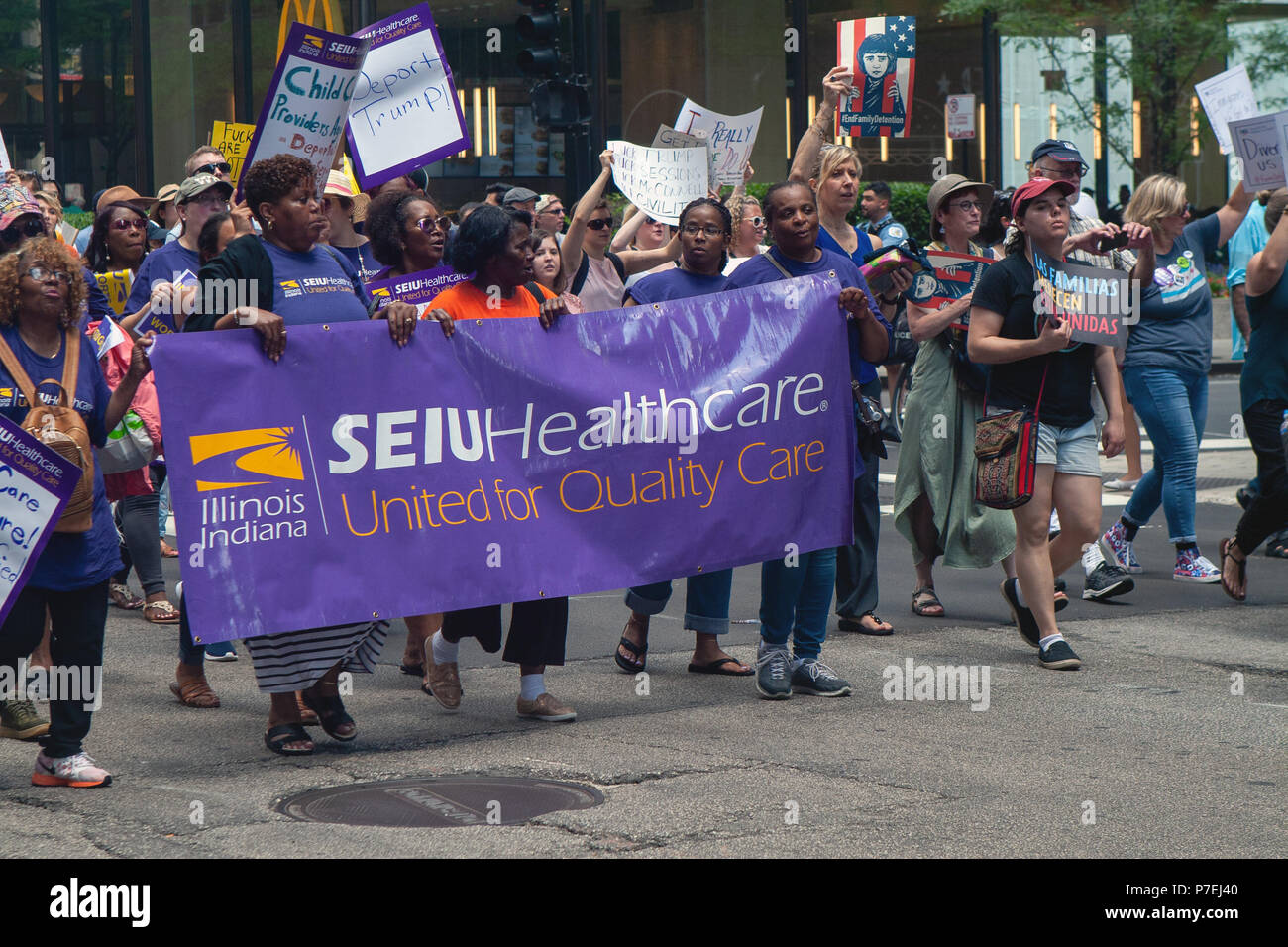 CHICAGO, Illinois, USA - 30. JUNI 2018: Service Mitarbeiter Internationale Union Mitglieder März im Familien gehören zu versammeln. Stockfoto