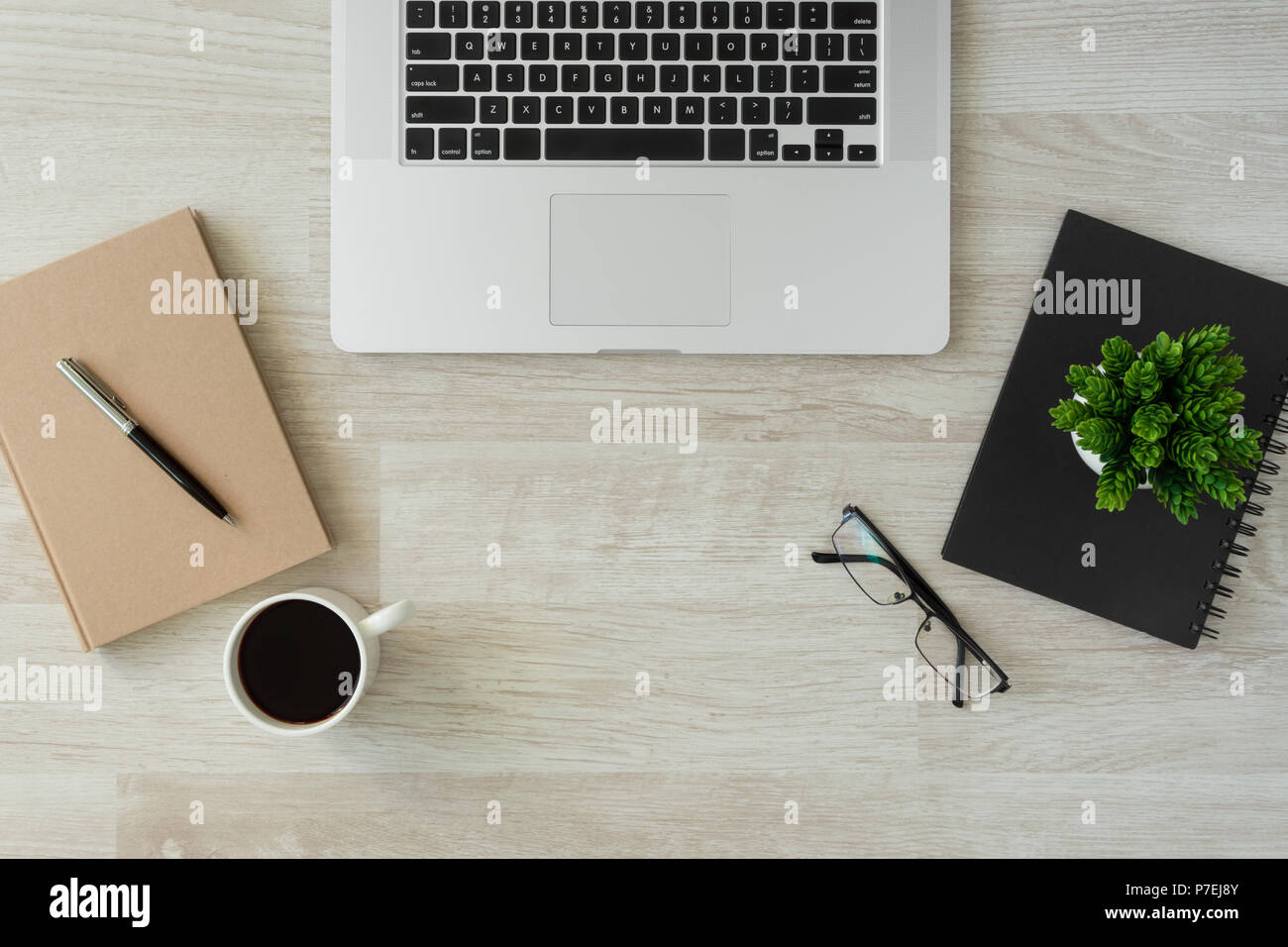 Laptops und Notebooks auf Holz Hintergrund. Morgen rustikal Home Office. Stockfoto