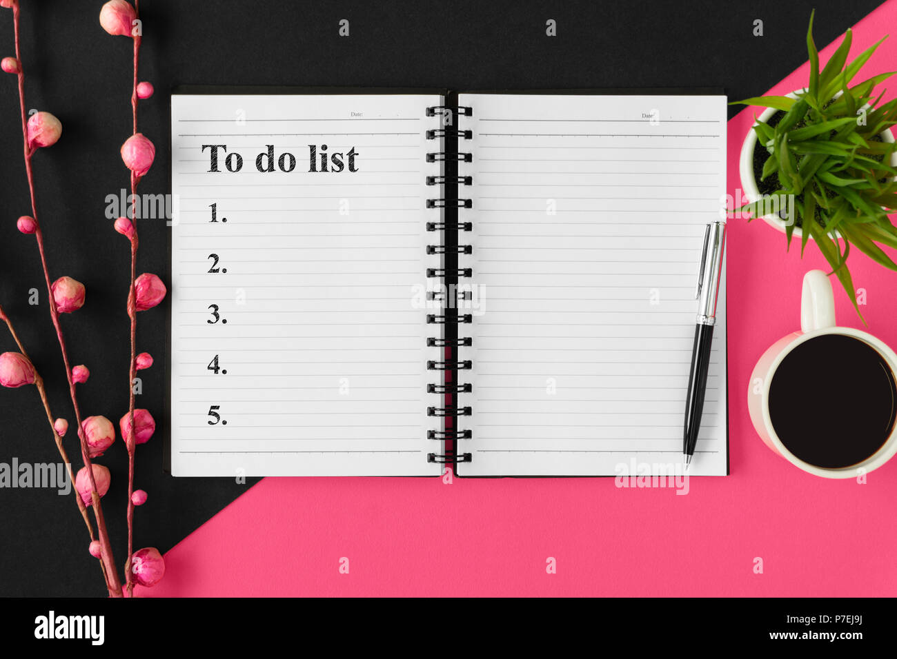 , Um Liste zu tun. Notebook und Kaffee auf rosa und schwarzen Hintergrund. Stockfoto