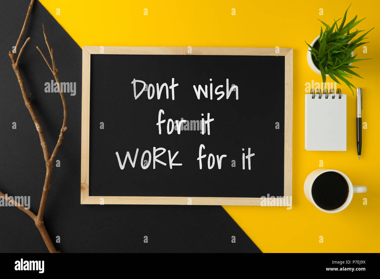 Schiefertafel oder Tafel mit motivierende und inspirierende Weisheit Zitat auf gelben und schwarzen Hintergrund. Möchte nicht für es für Sie arbeiten. Stockfoto