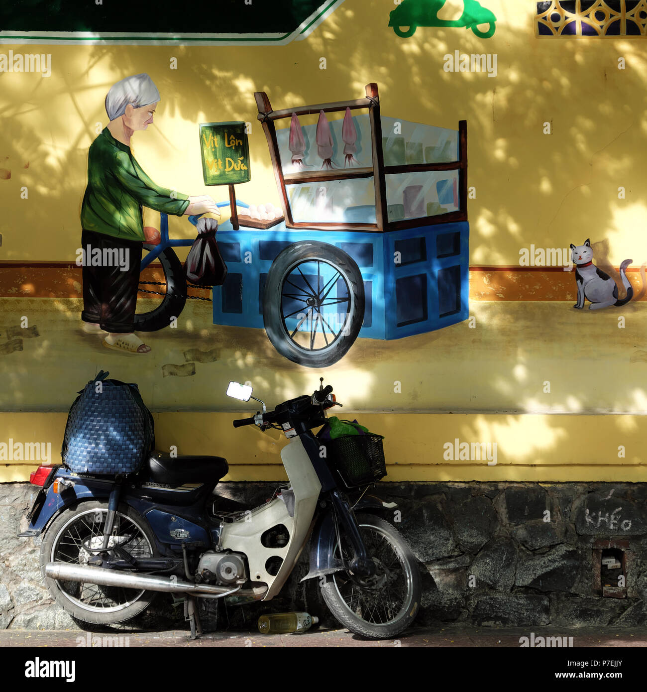 Ho Chi Minh City, Vietnam - 29. Mai 2018: Gemälde an der Wand über Cat, Frau und Push Warenkorb zeigen Lifestyle im Saigon, ein Motorrad auf Bürgersteig, Graffiti Stockfoto