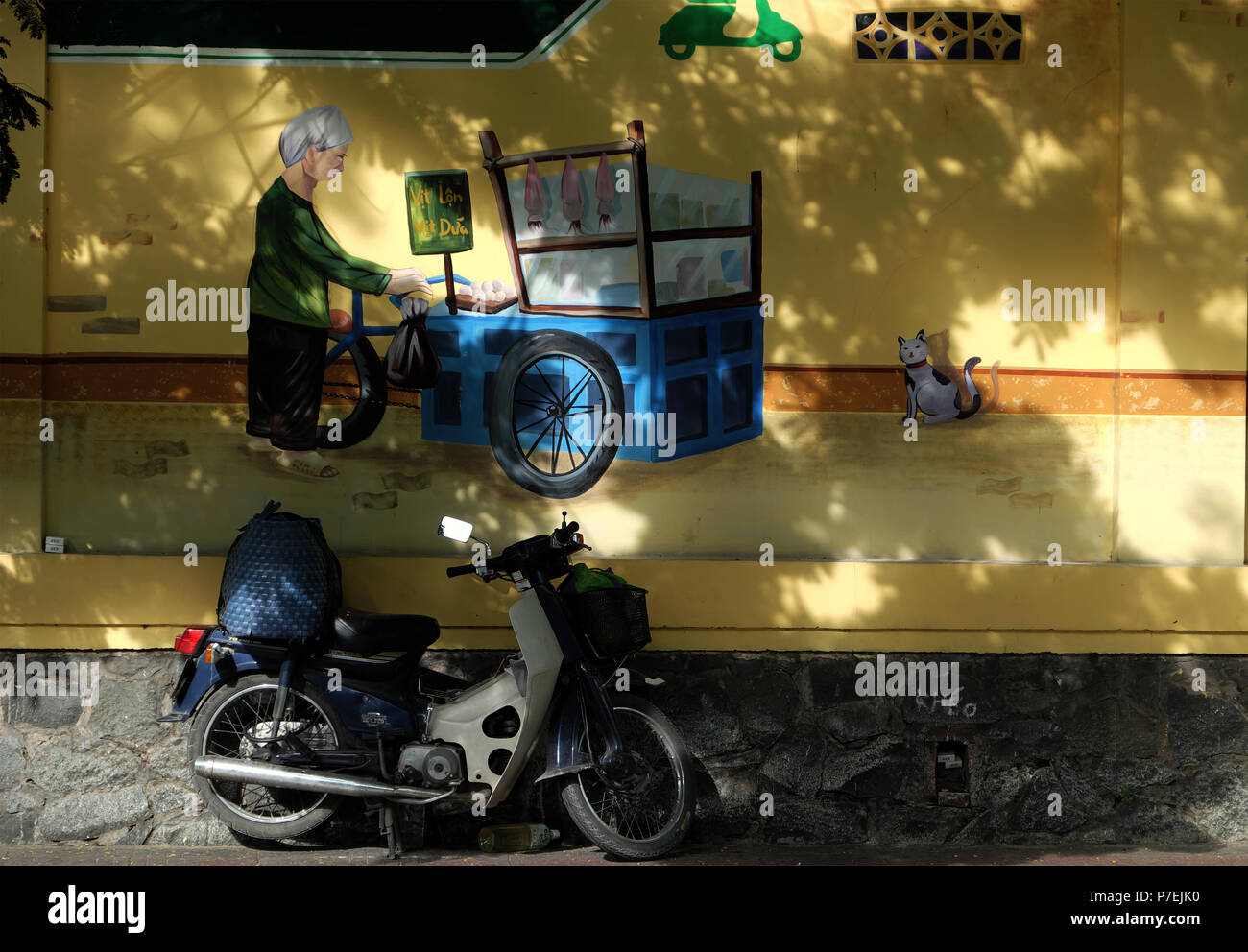 Ho Chi Minh City, Vietnam - 29. Mai 2018: Gemälde an der Wand über Cat, Frau und Push Warenkorb zeigen Lifestyle im Saigon, ein Motorrad auf Bürgersteig, Graffiti Stockfoto