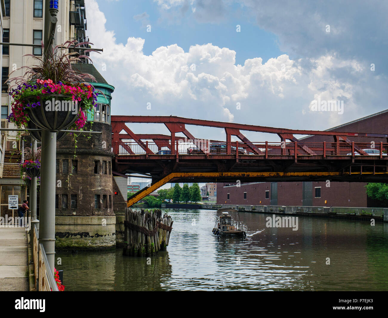 Ein Blick auf die Chicago Avenue Zugbrücke über den nördlichen Zweig der Chicago River von den Chicago Riverwalk. Stockfoto