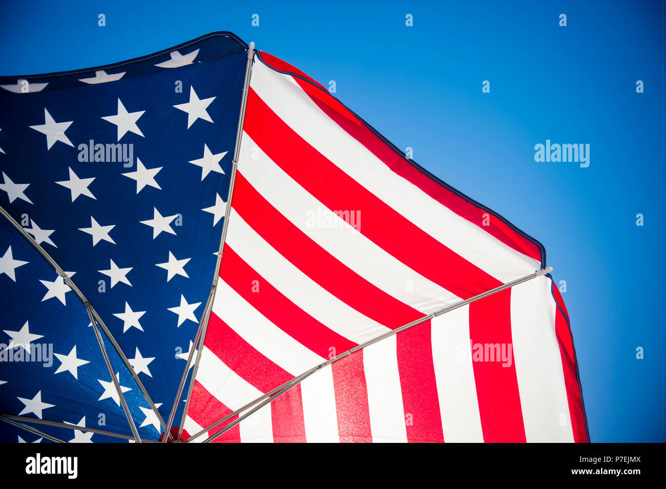 Abstrakte Sicht der Sterne und Streifen USA-Flagge Sonnenschirm Stockfoto