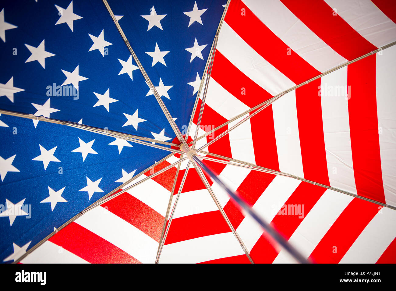 Abstrakte Sicht der Sterne und Streifen USA-Flagge Sonnenschirm Stockfoto