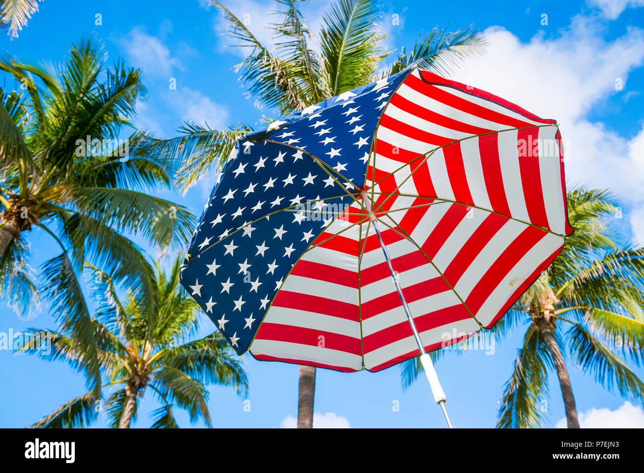 Abstrakte Sicht der Sterne und Streifen USA-Flagge Sonnenschirm mit Palmen Stockfoto