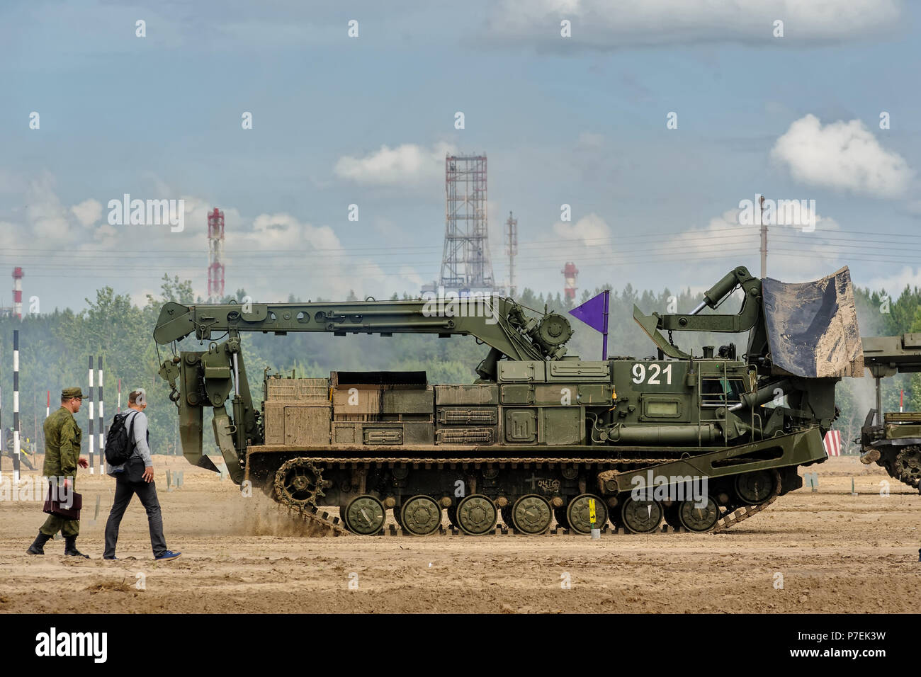 In Tjumen, Russland - 21. Juni 2017: Armee spielen. Sichere Route Wettbewerb. Wiederherstellung der Straße Teil für Spalte verschieben von BAT track Layer Stockfoto