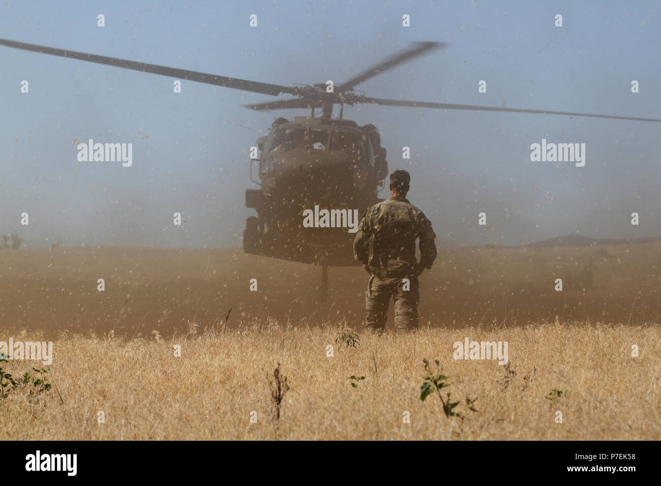 Ein Green Beret vom 10 Special Forces Group (Airborne) steht als UH-60 landet in der Nähe von Chatfield Reservoir, außerhalb von Littleton, Colorado, 28. Juni 2018. Soldaten aus 10 Special Forces Group ihre Fähigkeit, Statische durchzuführen - liniensprünge und Helo-cast in den Behälter, wodurch Schärfung der Fähigkeit der Einheit auf Land, See und Luft. Stockfoto