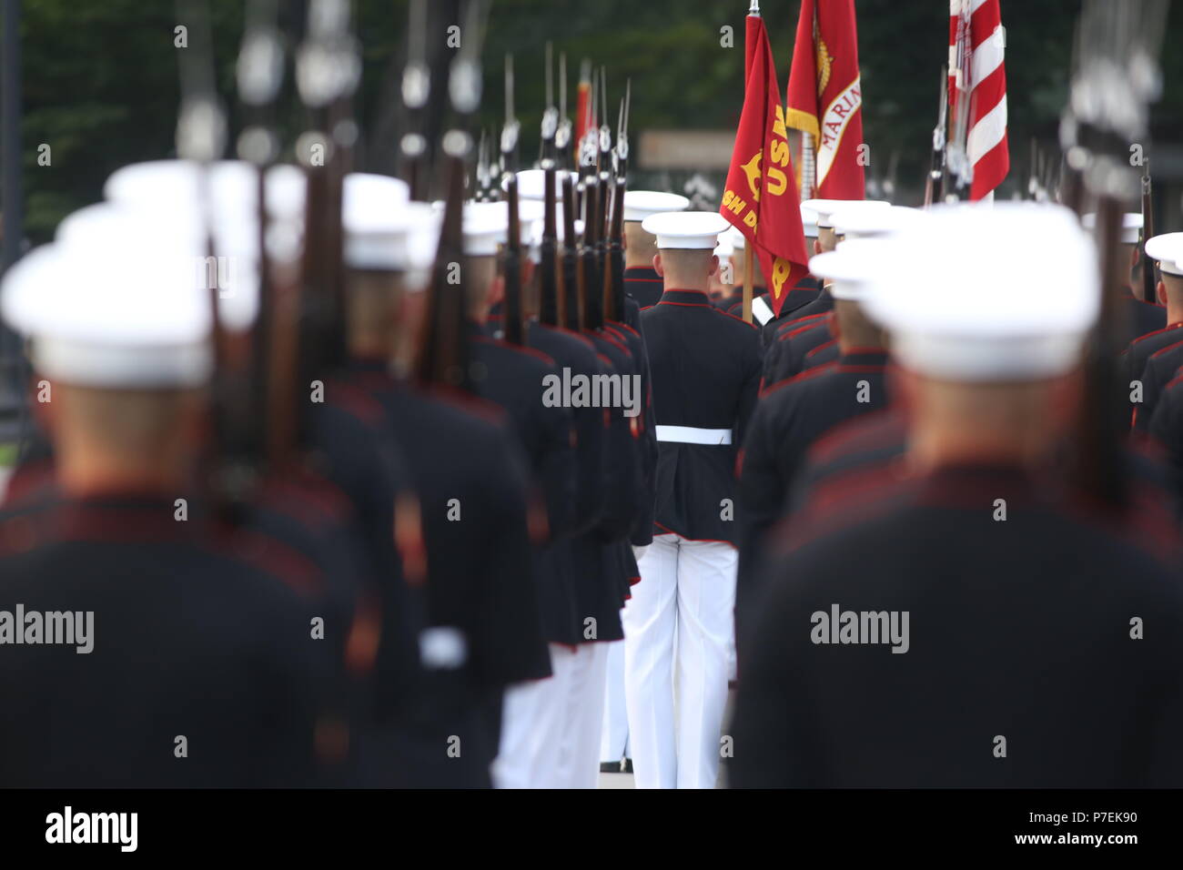 Marines mit Marine Barracks Washington D.C. stand auf der "rechten Schulter Arme" während eines Dienstag Sonnenuntergang Parade am Lincoln Memorial, Washington, D.C., 3. Juli 2018. Der Ehrengast für die Parade war Vice Adm. Walter E. "Ted" Carter, 62 Betriebsleiter des US Naval Academy und das Hosting offizielle war Generalleutnant Robert S. Walsh, Kommandierender General, Marine Corps Combat Development Command und der stellvertretende Kommandant, Bekämpfung Entwicklung und Integration. (Offizielle US Marine Corps Foto von Lance Cpl. James Bürgerlichen/Freigegeben) Stockfoto