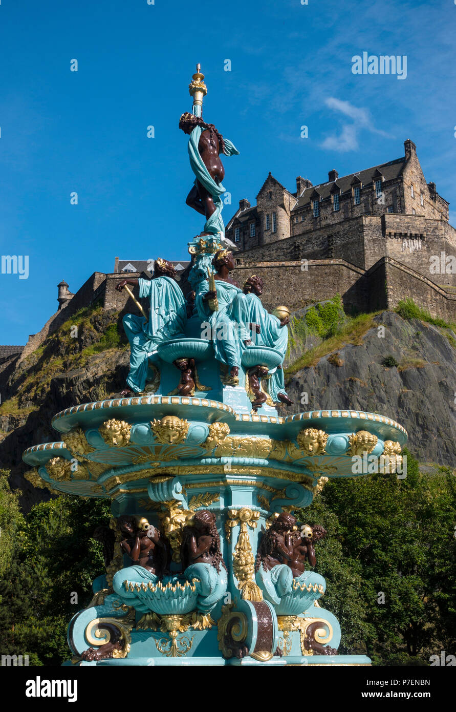 Blick auf Ross Brunnen nach der Renovierung in der Princes Street Gardens und Edinburgh Castle, Schottland, UK Stockfoto