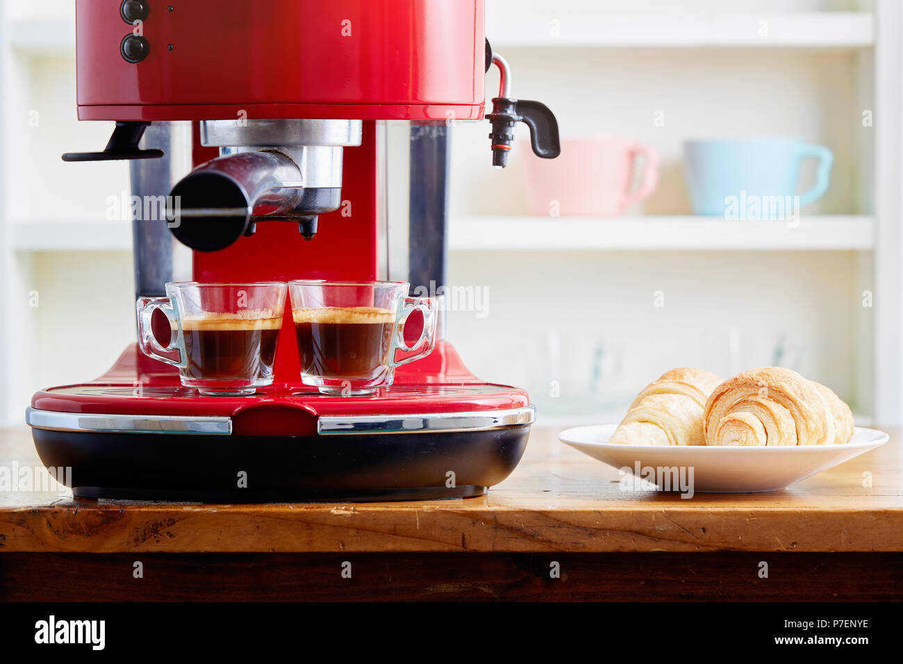 Zwei Tassen Espresso Espressomaschine mit einem Croissant Stockfoto