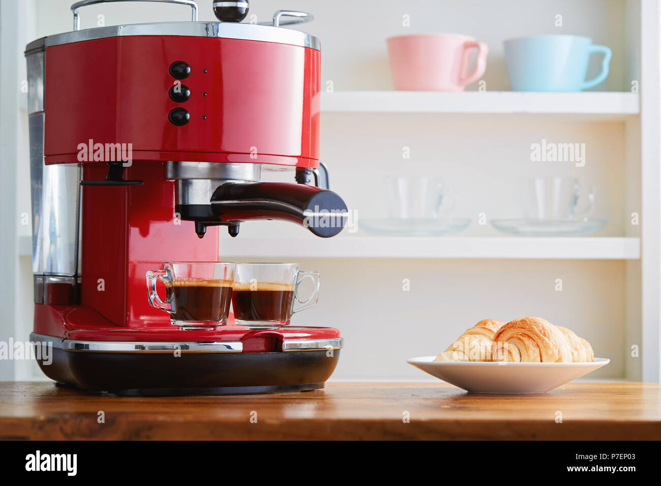 Zwei Tassen Espresso Espressomaschine mit einem Croissant Stockfoto