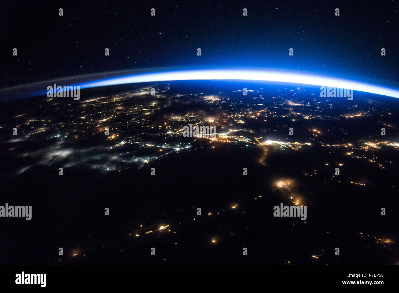 Die Internationale Raumstation setzt seine Umlaufbahn um die Erde als Expedition 50 Astronauten dieser Nacht Bild von glitzernden Städten erfasst und ein Splitter von Tageslicht Framing der nördlichen Hemisphäre. Stockfoto