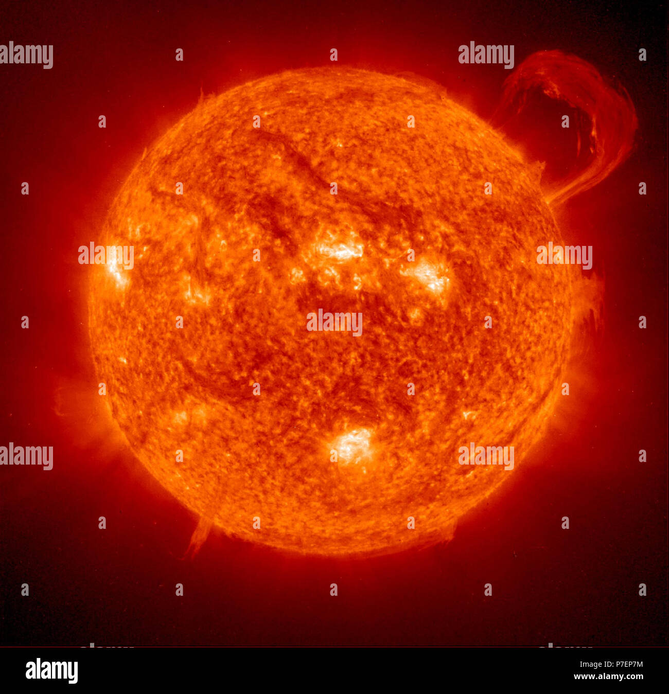 Hot thin Corona der Sonne. Die NASA-Extreme Ultraviolet Imaging Telescope an Bord der ESA-Raumsonde SOHO nahm dieses Bild eines riesigen, Griff-Form in 1999. Protuberanzen sind riesige Wolken von relativ kühl dichtes Plasma in heißen, dünne Korona der Sonne ausgesetzt. Stockfoto