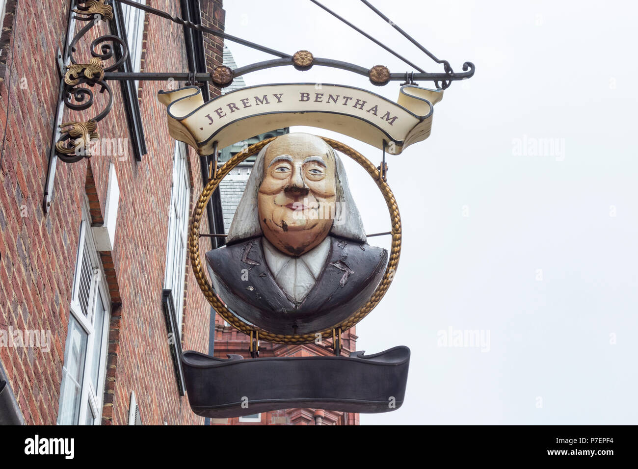 Pub Zeichen außerhalb des Jeremy Bentham Public House an der University Street, Westminster, London WC1, UK Stockfoto