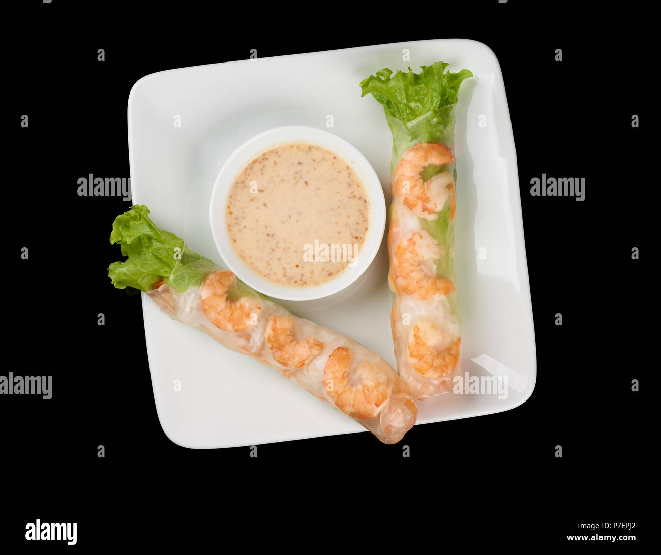 Vietnamesische Gericht Nem cuon Frühlingsrollen mit Soße auf Rechteckige weiße Platte auf Schwarz reflektierenden Hintergrund isoliert. Ansicht von oben Stockfoto
