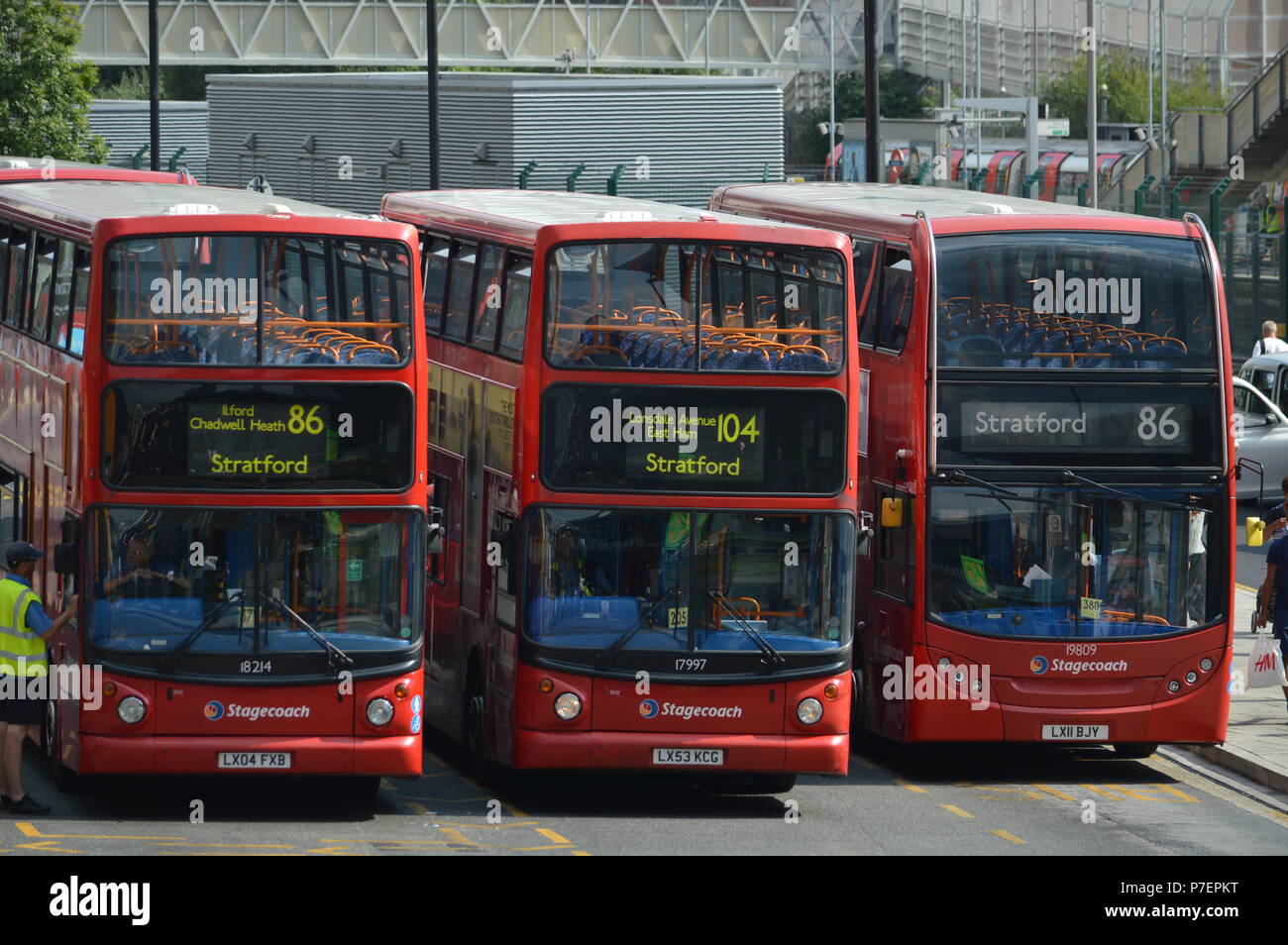 Busse am Busbahnhof geparkt Stratford, London Stockfoto