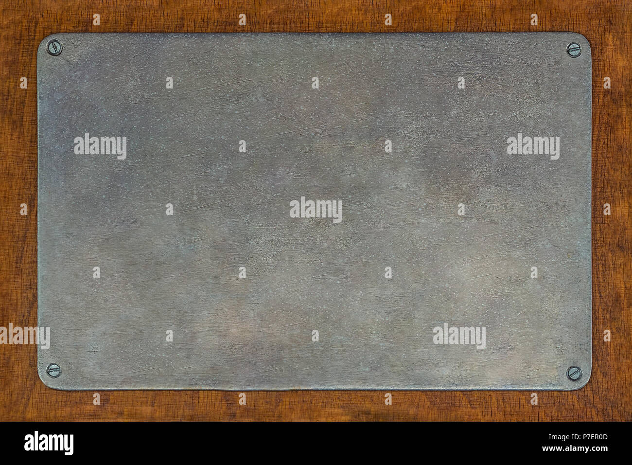 Vintage verschrottet Metall Ankündigung oder Namensschild auf Holzplatte geschraubt. Leere Platz für Text. Stockfoto