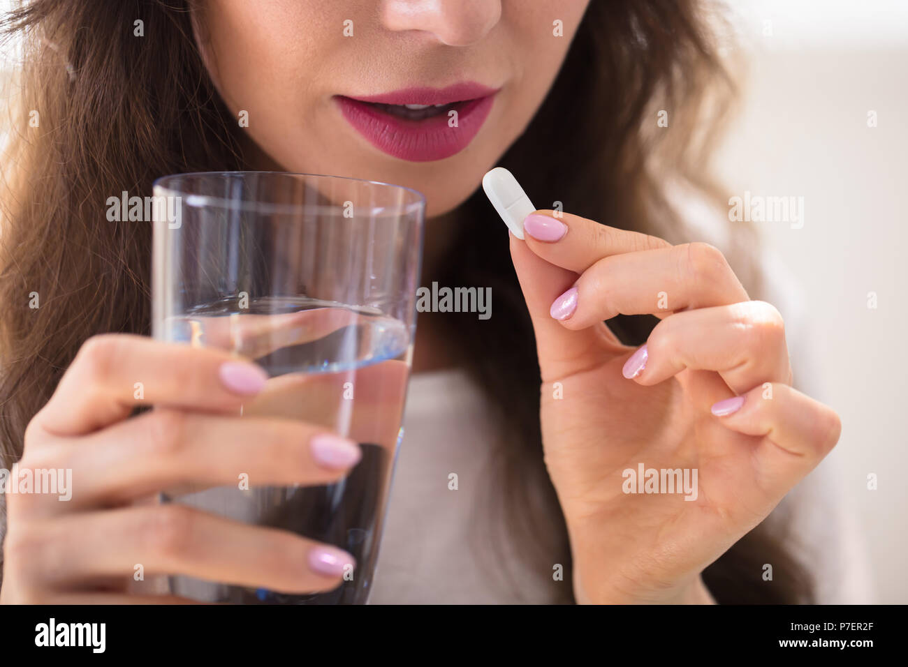 In der Nähe von eine Geschäftsfrau Hand, denn Pille Stockfoto