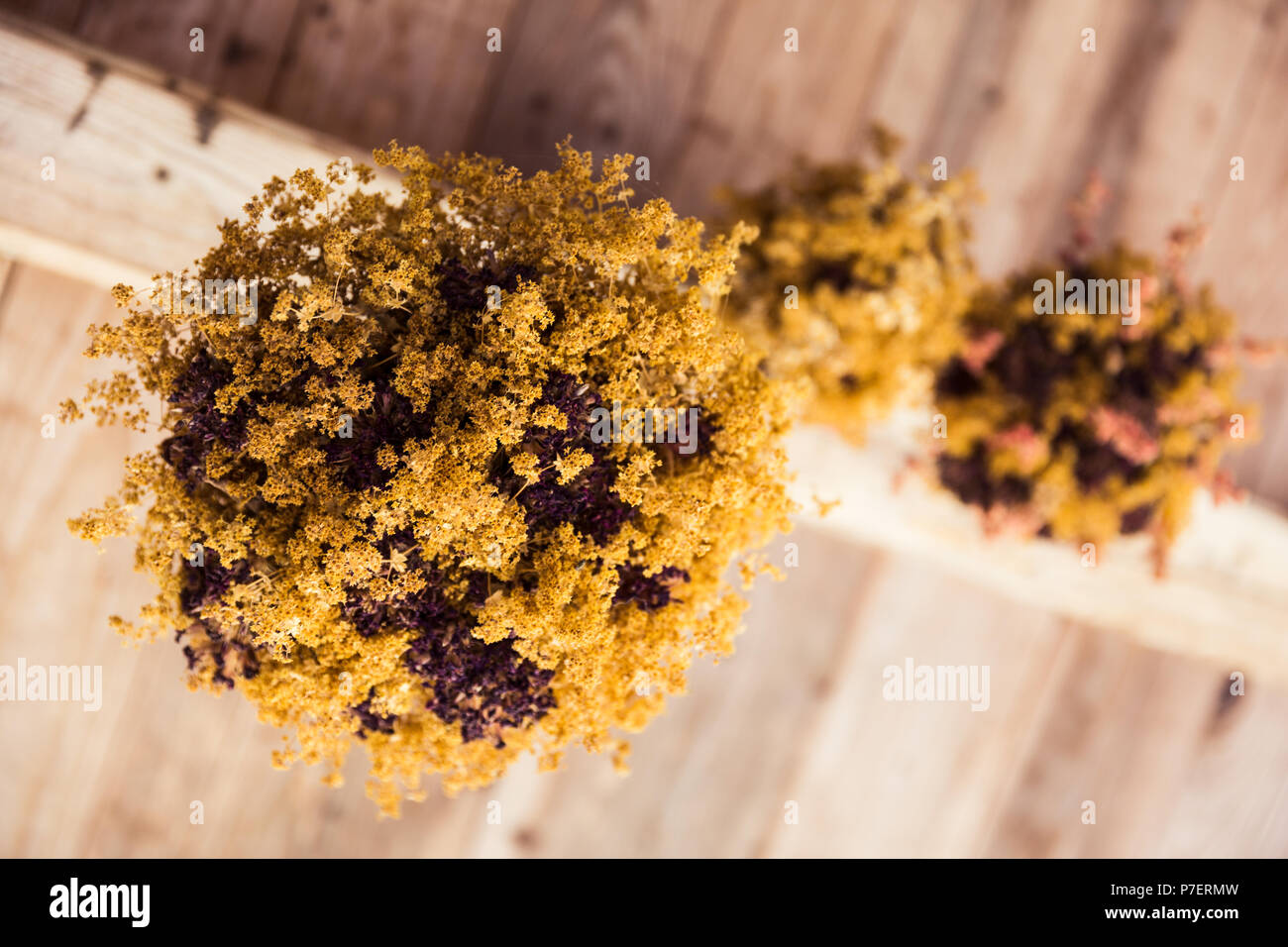 Hausgemachte getrocknet Garten Blumen Dekorationen und Gestecke Stockfoto