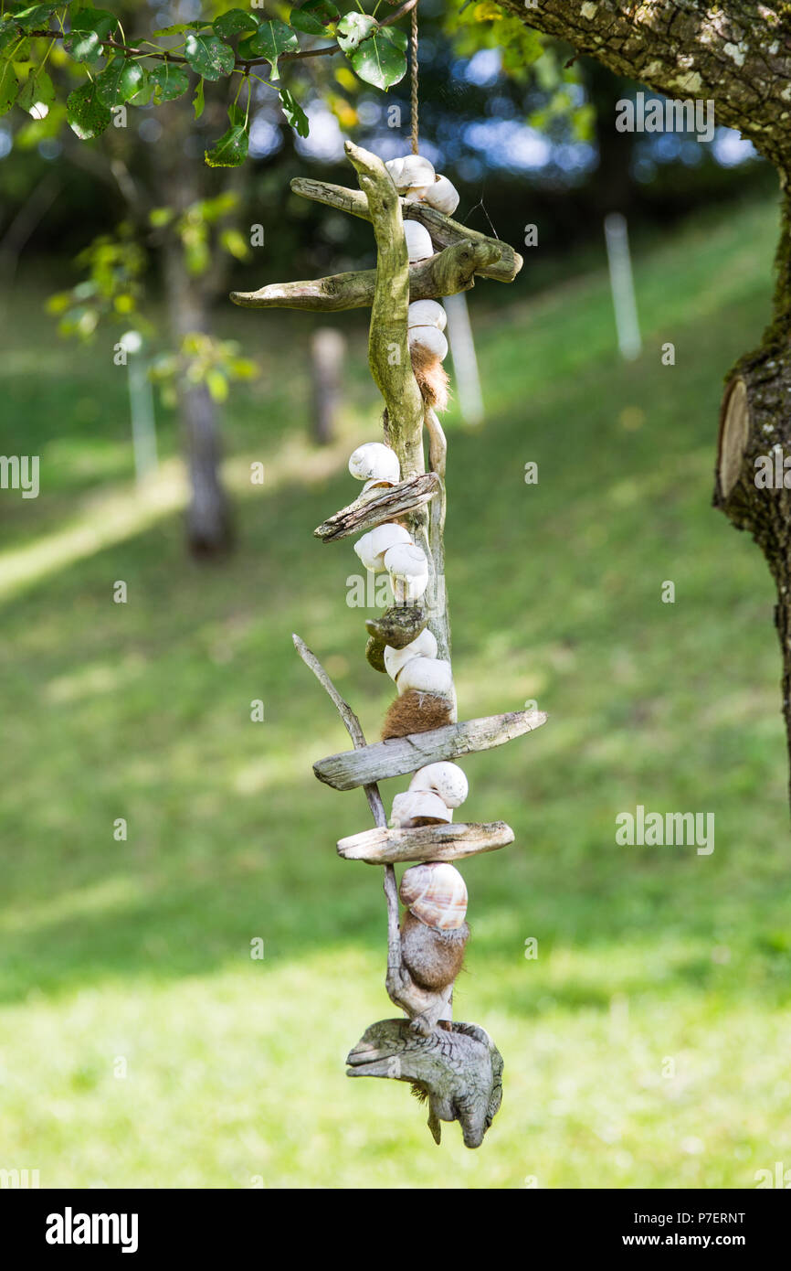 Hausgemachte getrocknete Holz und Schnecken Baum hängende Dekoration Stockfoto