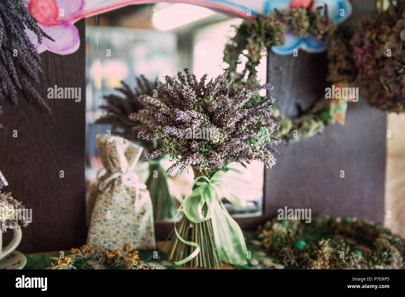 Aus getrocknetem Lavendel Bouquet und Shabby Chic Dekoration Stockfoto