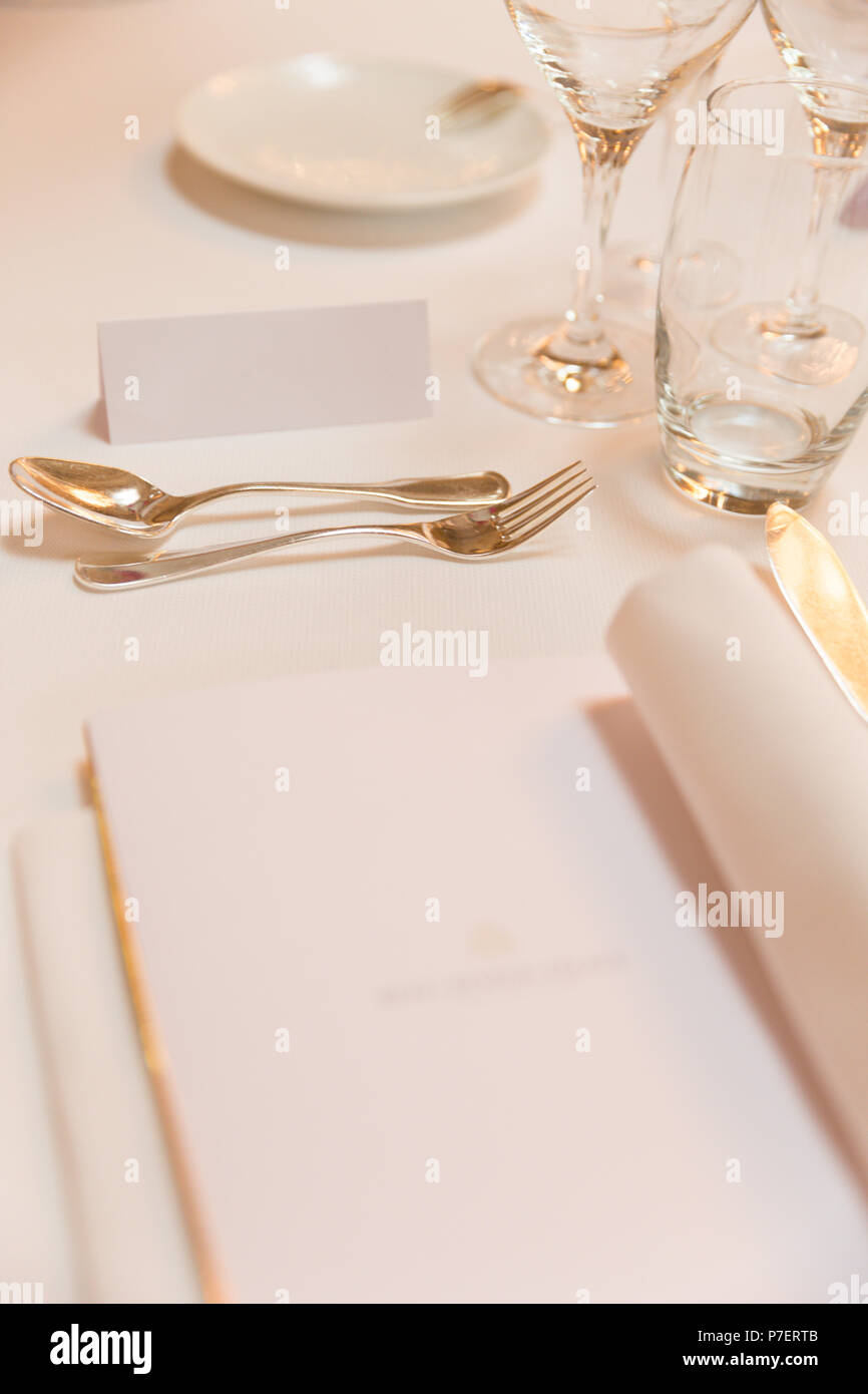 Weißes Namensschild Hochzeit Feier Tabelle mit Besteck Stockfoto