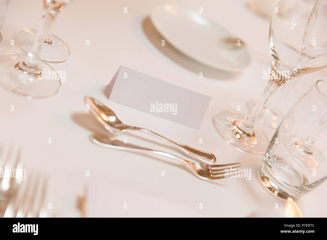 Weißes Namensschild Hochzeit Feier Tabelle mit Besteck Stockfoto