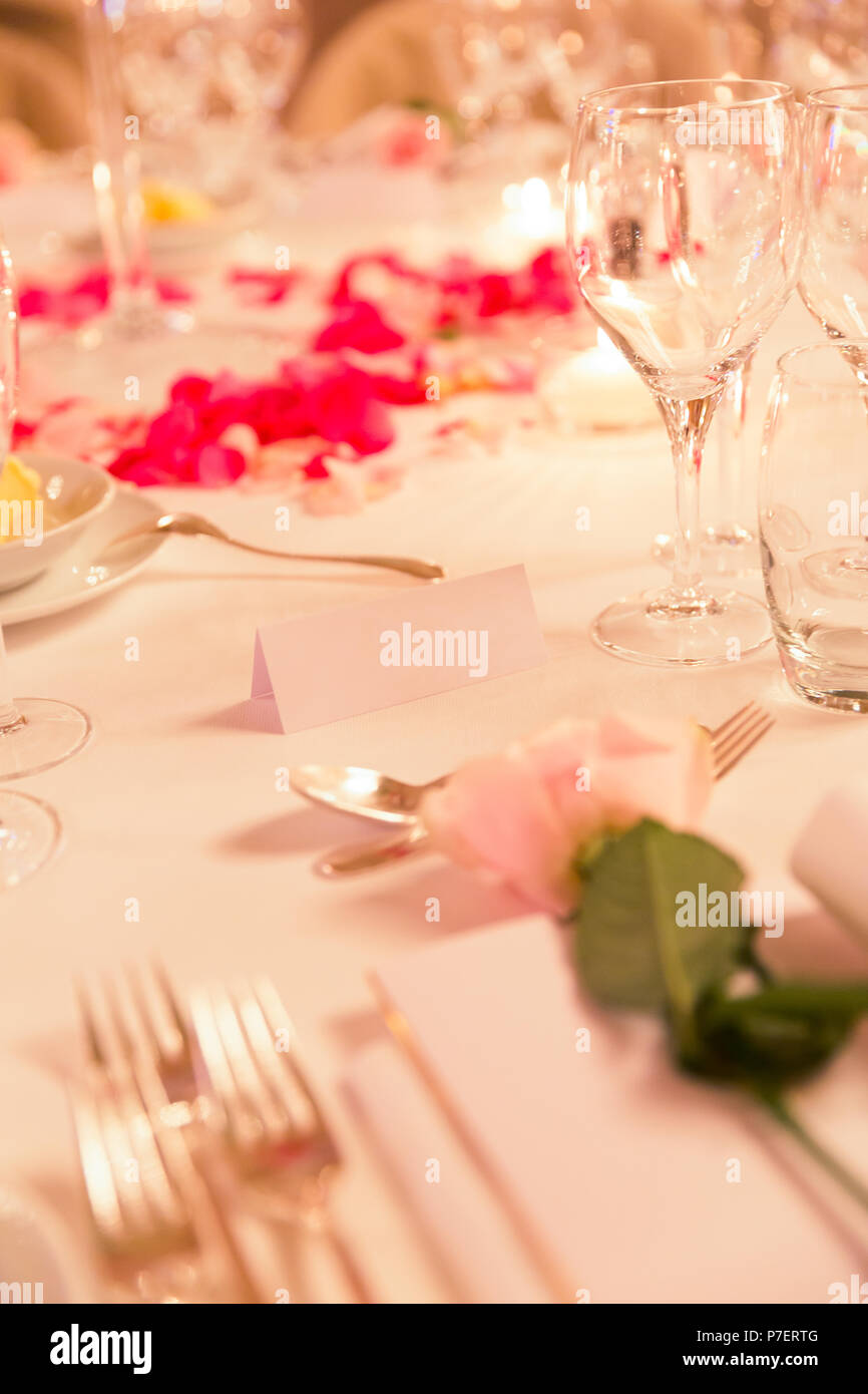 Weißes Namensschild an blumigen Hochzeit Essen mit Besteck Stockfoto