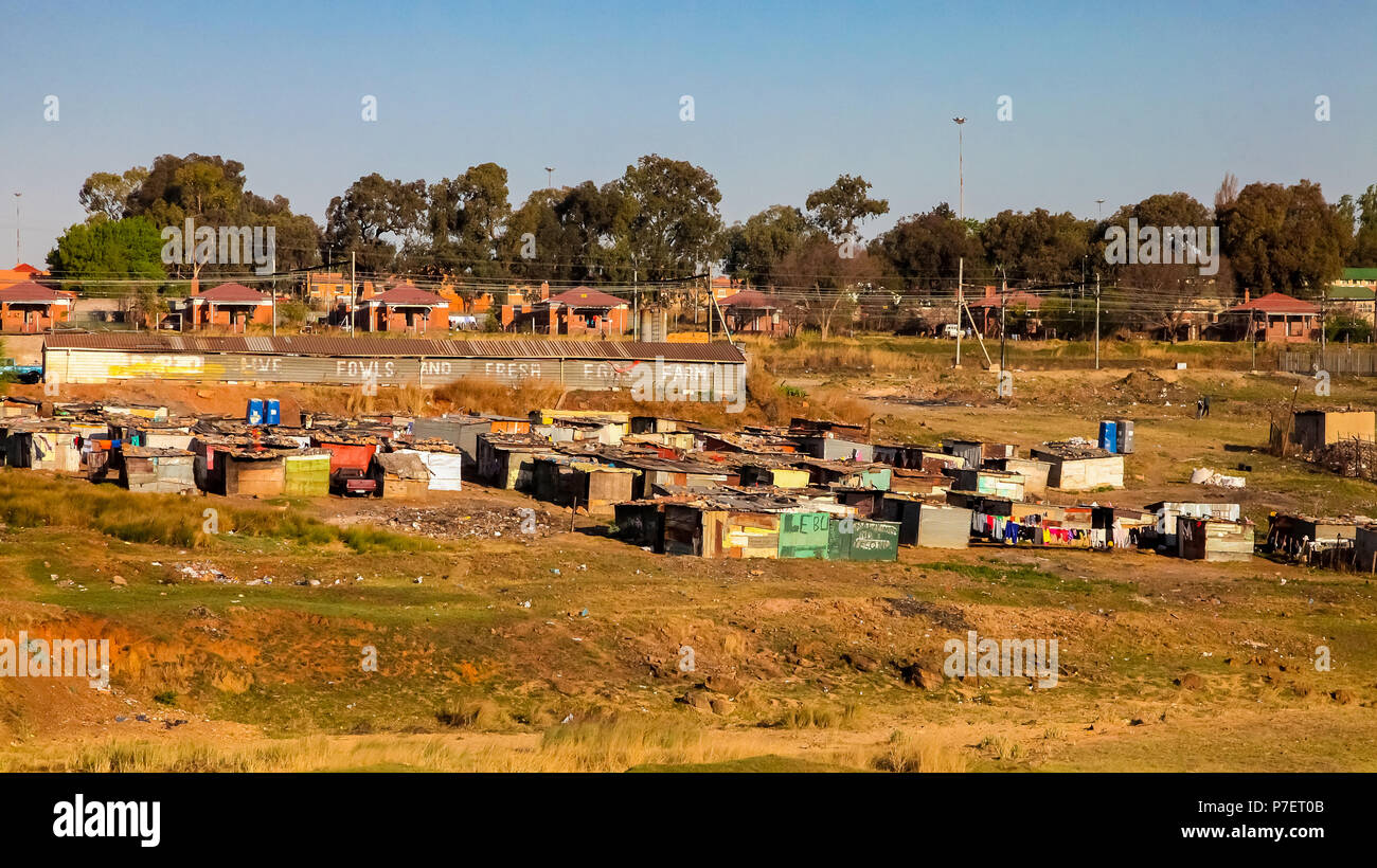 Johannesburg, Südafrika, 11. September 2011, Einkommensschwachen informellen Tin shack Gehäuse in städtischen Soweto, Südafrika Stockfoto