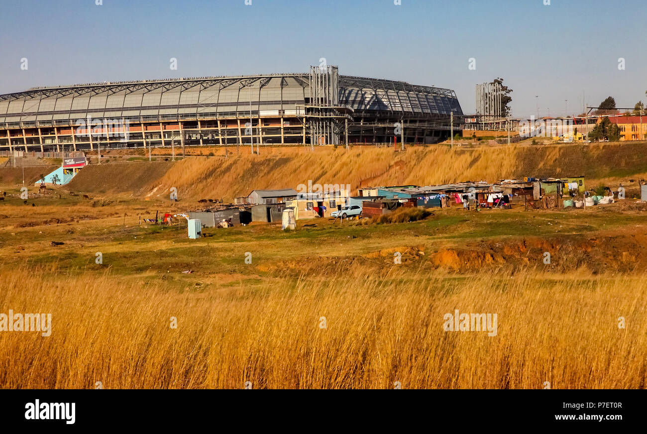 Johannesburg, Südafrika, 11. September 2011, Informelle tin shack Gehäuse vor Orlando Stadion in Soweto Stockfoto