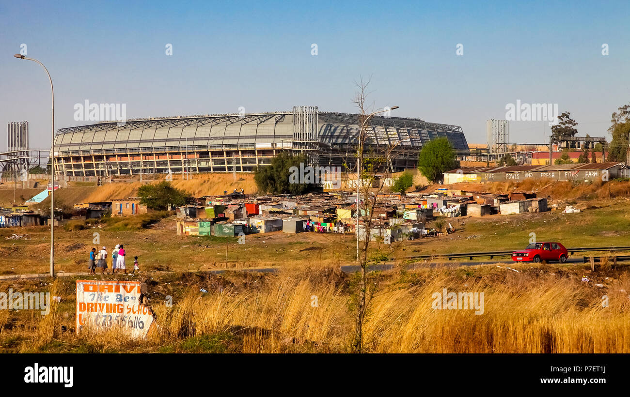 Johannesburg, Südafrika, 11. September 2011, Informelle tin shack Gehäuse vor Orlando Stadion in Soweto Stockfoto