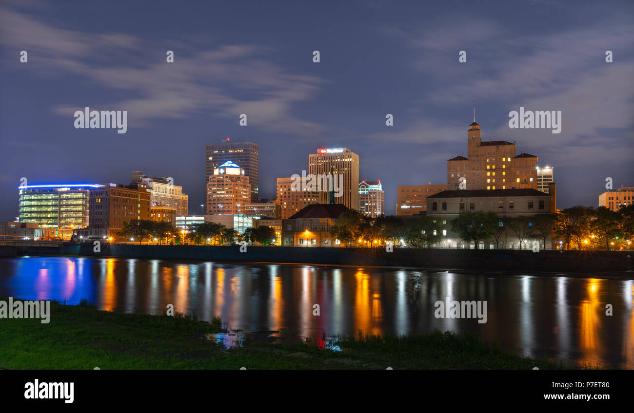 Der Innenstadt von Dayton Ohio als aus der Bike gesehen Wanderwegen entlang des Great Miami River. Stockfoto