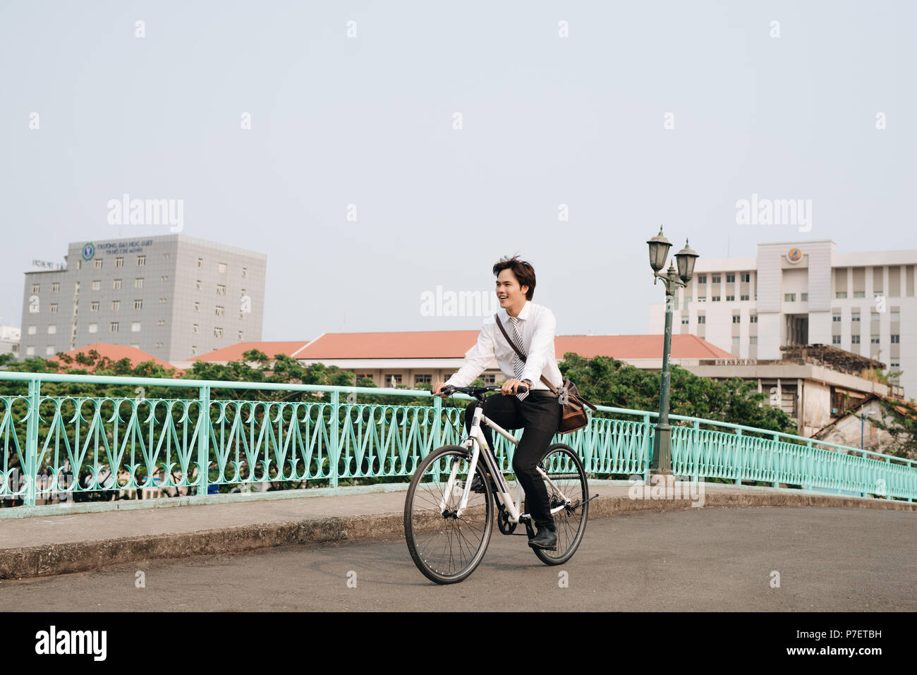 Lifestyle, Verkehr und Menschen Konzept - junger Mann mit Kopfhörern Reiten Fahrrad auf Stadt. Stockfoto