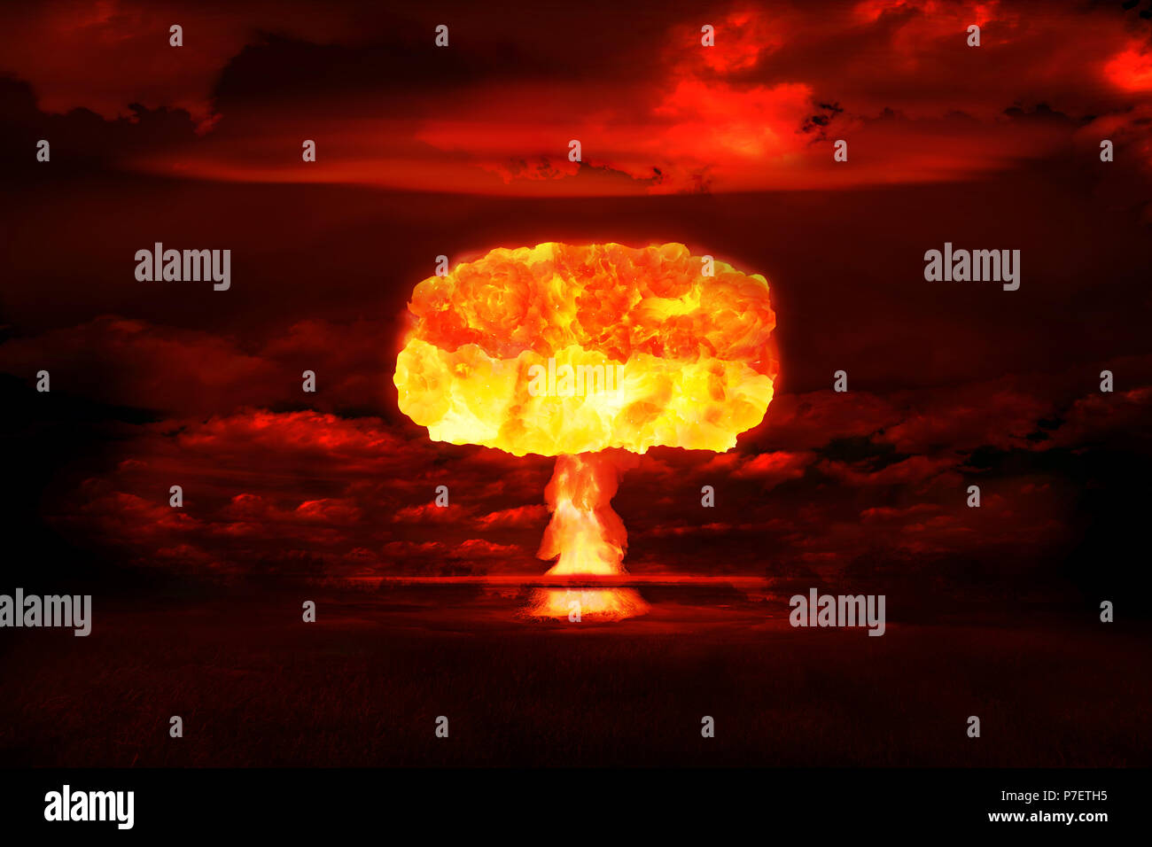 Atombombe realistische Explosion, rote Farbe mit Rauch auf schwarzem Hintergrund Stockfoto