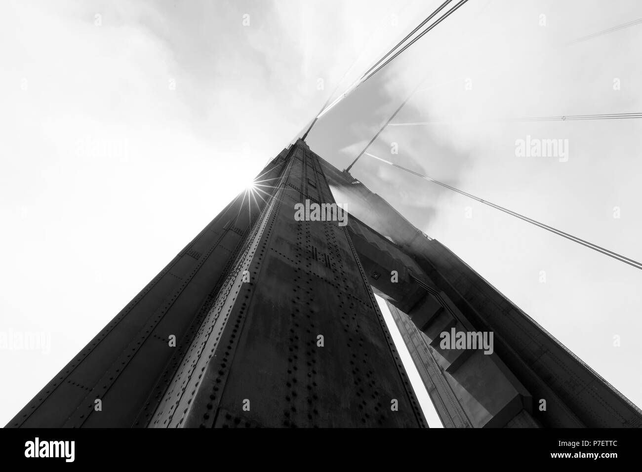 Turm der Golden Gate Bridge im Nebel, San Francisco, Kalifornien, USA Stockfoto