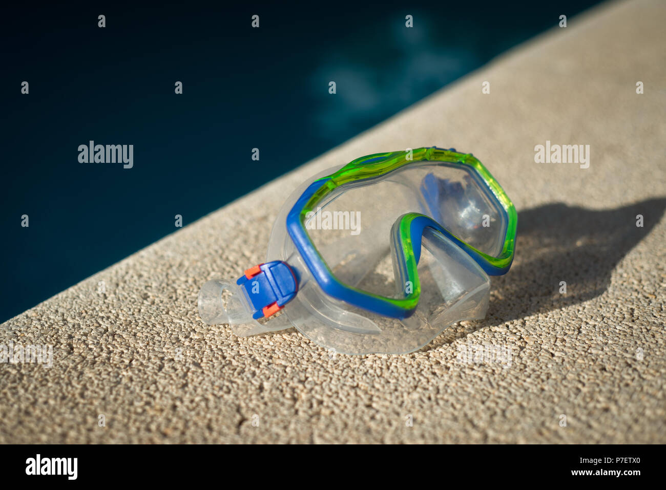 Schwimmen Maske neben dem Pool im Sommer Stockfoto