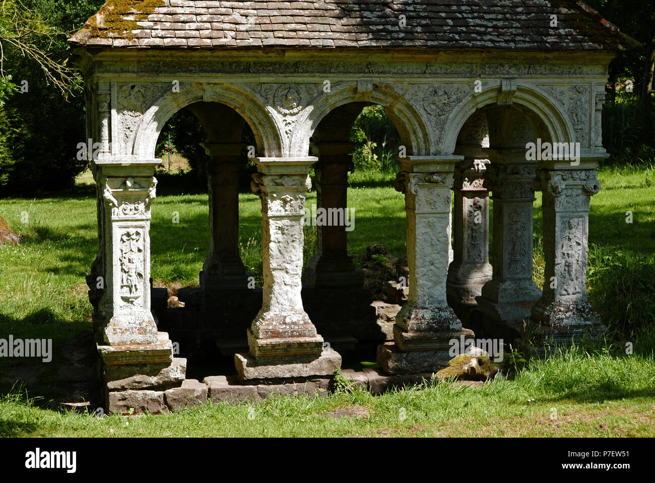 Quelle Saint-Thibault, Abbaye des Vaux-de-Cernay, Cernay-la-Ville, Pas-de-Calais, Ile-de-France, Frankreich, Europa Stockfoto