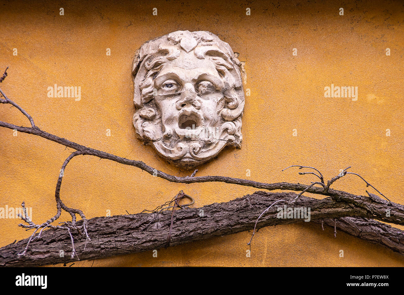 Fuggerei, Augsburg, Bayern, Deutschland - Klassische Mann Gesicht an der Wand. Stockfoto