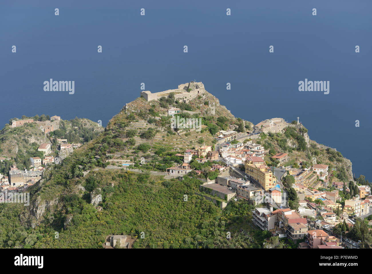 Das antike Theater (links), Schloss Saraceno (Mitte) und die Kapelle Madonne della Rocca (rechts), Taormina, Sizilien, Italien, Europa. Stockfoto